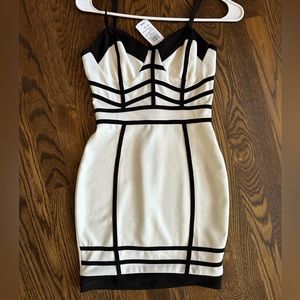 WINDSOR DRESS NWT WHITE & BLACK BRA TOP